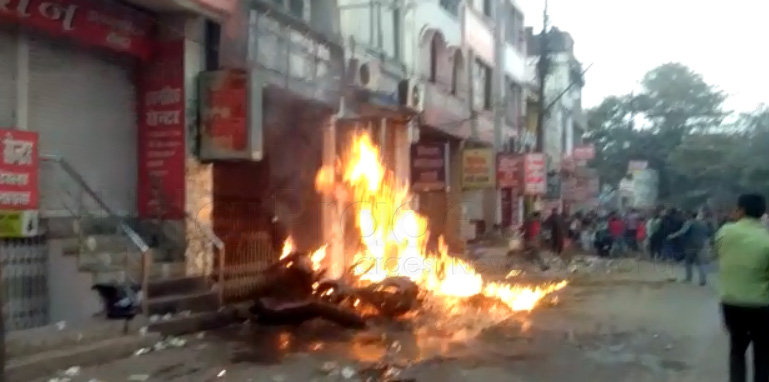 fire broke out in tea shop gas cylinder vibhuti khand lucknow
