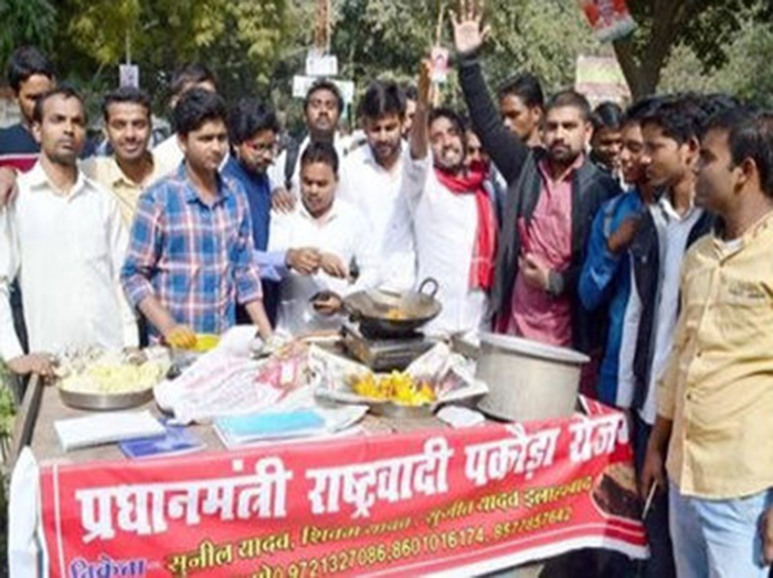 सपाईयों ने गाजीपुर में पकौड़े व समोसे बेचकर विरोध जताया।