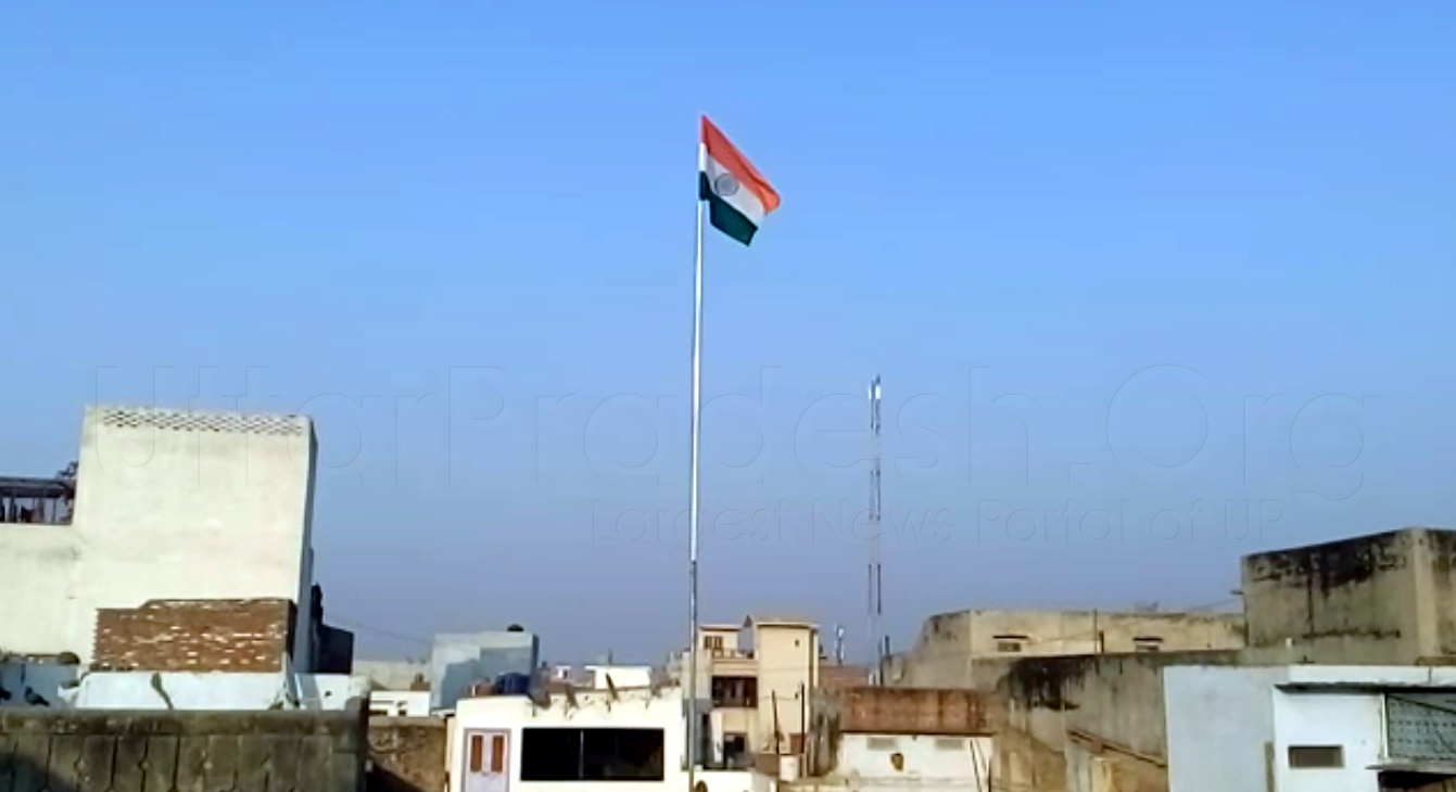 Chandan's father placed 50 feet high tiranga flag at house in kasganj
