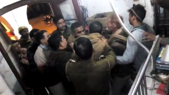 BJP leaders beaten policemen in kila thana bareilly