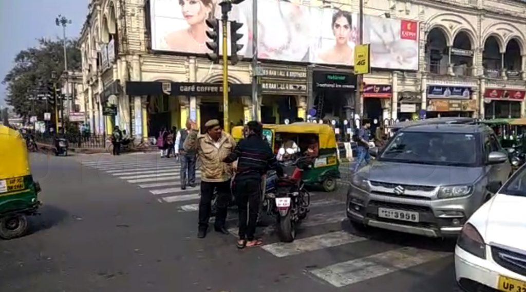 traffic cop slaps to man after rule break in lucknow video goes viral