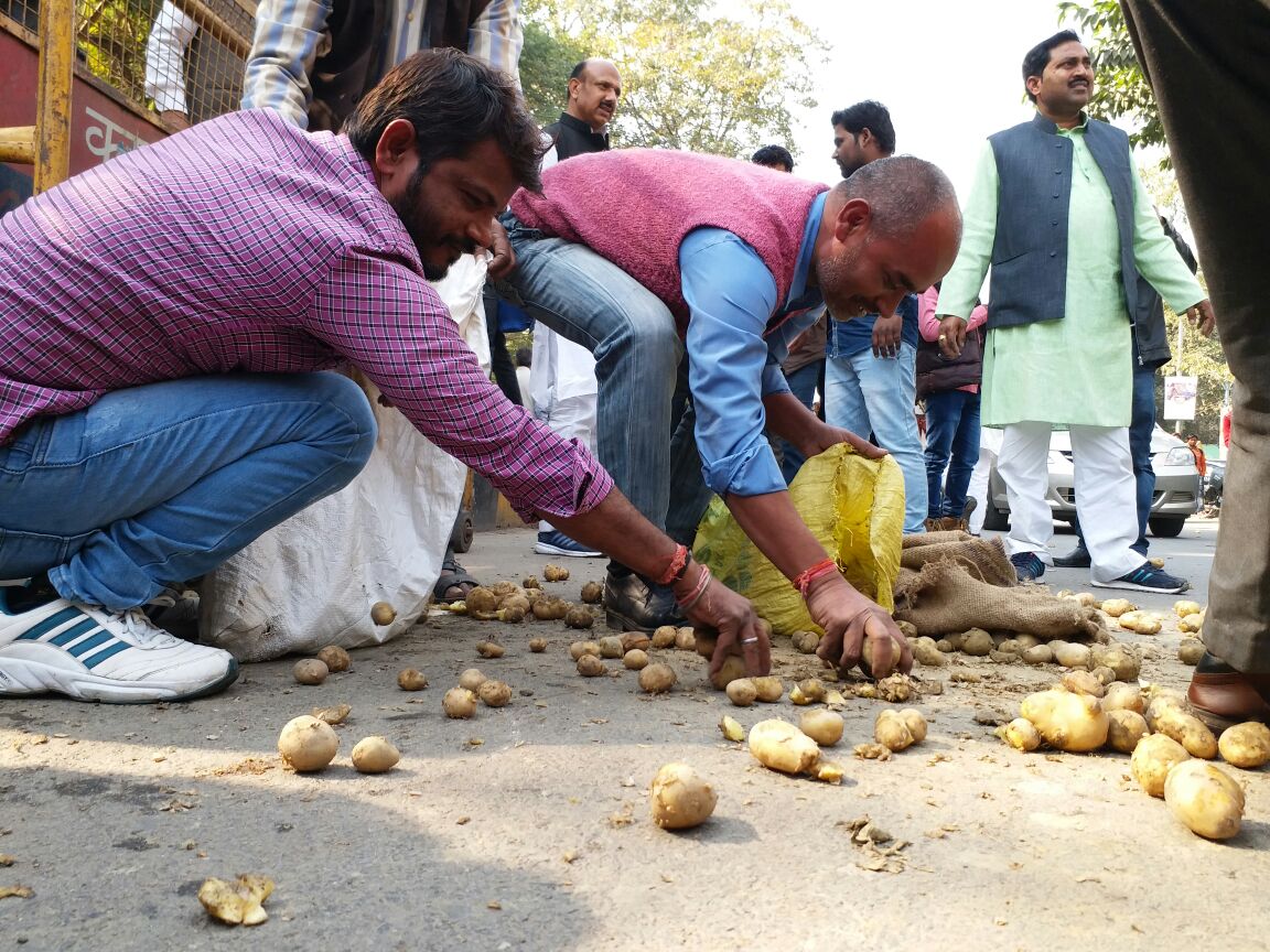 potato farmers rld protest against yogi government