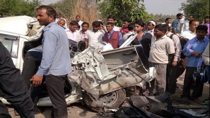 man died in road accident near chinhat after DCM hits