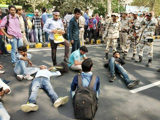 ssc-scam-ground-report-student-protest-parliament-street