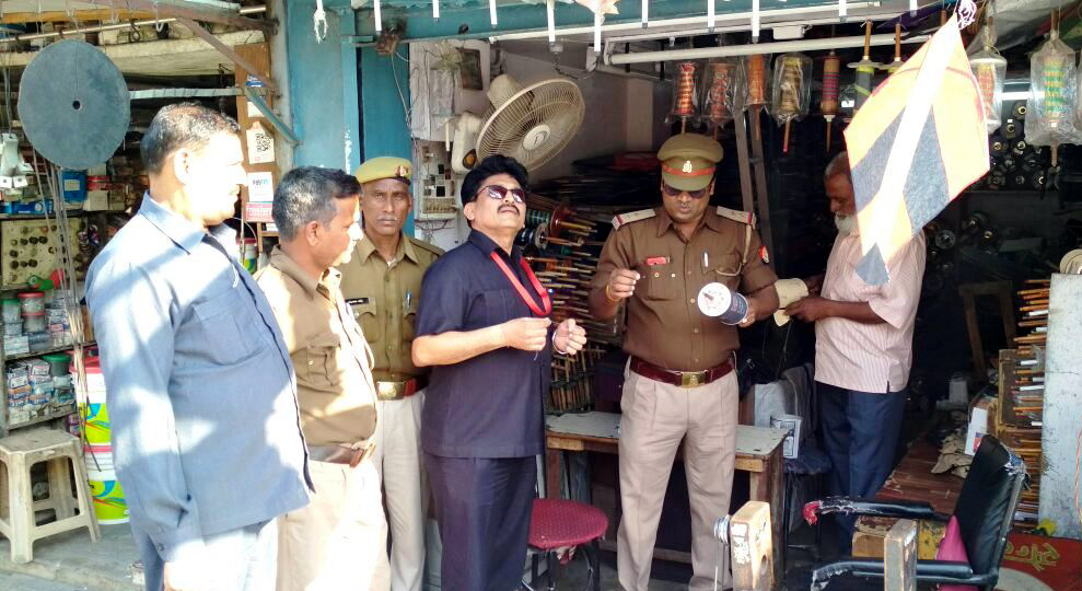 Metro Security Commissioner inspected shops of kite sellers