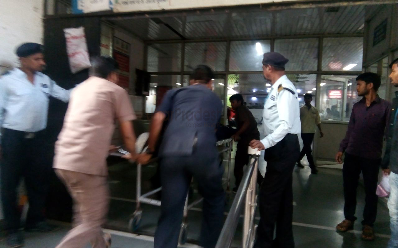Phoenix Mall guard shot near police booth Krishna Nagar lucknow