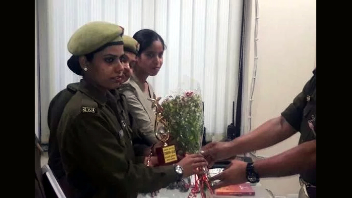 female cop monika sharma attempts suicide in hussainganj thana lucknow