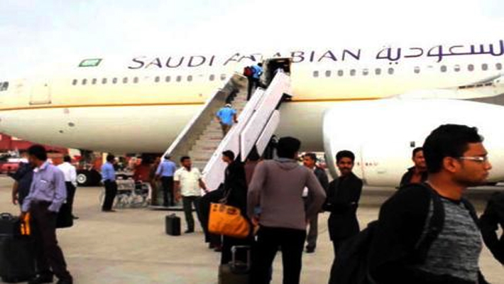 Saudi Airlines Safe Landing at Amausi Airport Big air crash avoids by pilot