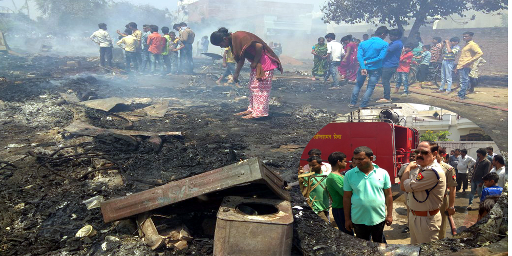 indira nagar: fire breaks out in slums Above 50 homeless