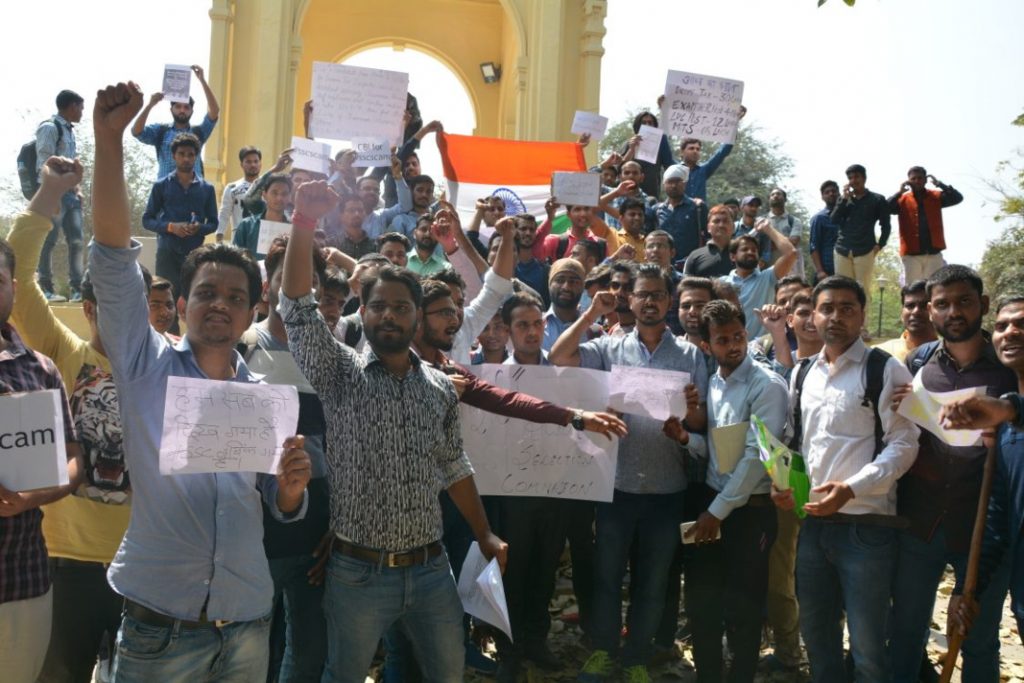 student protesting against SSC scam on gandhi pratima in Hazratganj Lucknow (6)