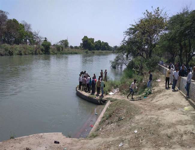 meerut-city-girl-jumped-in-canal-in-meerut for suicide