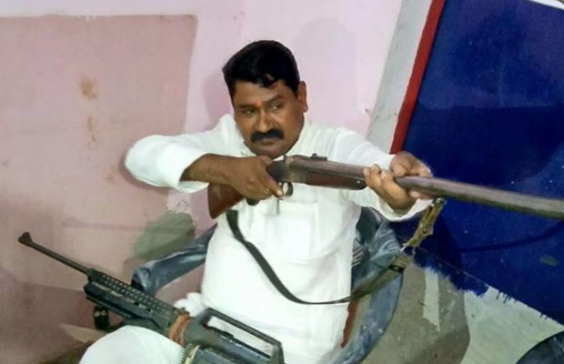 bjp-minister-anil-rajbhar-brother-abused-and-threatens-police-in-varanasi