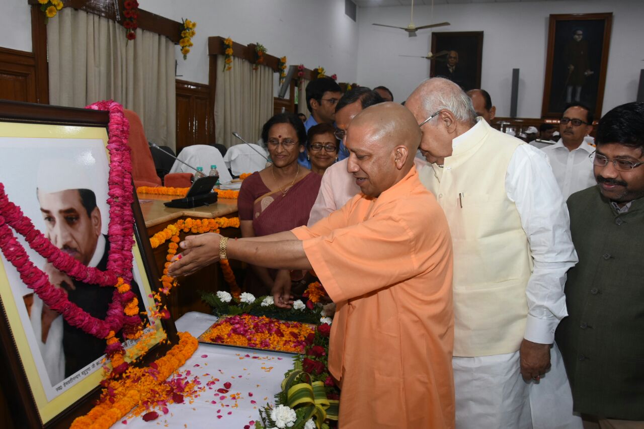 Governor and CM Yogi paid Tribute to Lt Hemwati Nandan Bahuguna (2)