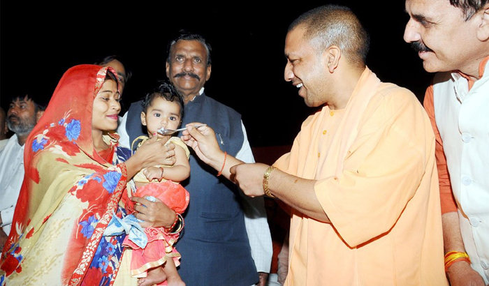 UP CM Yogi Adityanath Visits Dalit Family house In Pratapgarh (1)