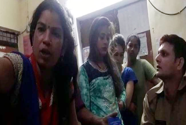 Drunk Women High Voltage Drama In lucknow at 1090 chauraha