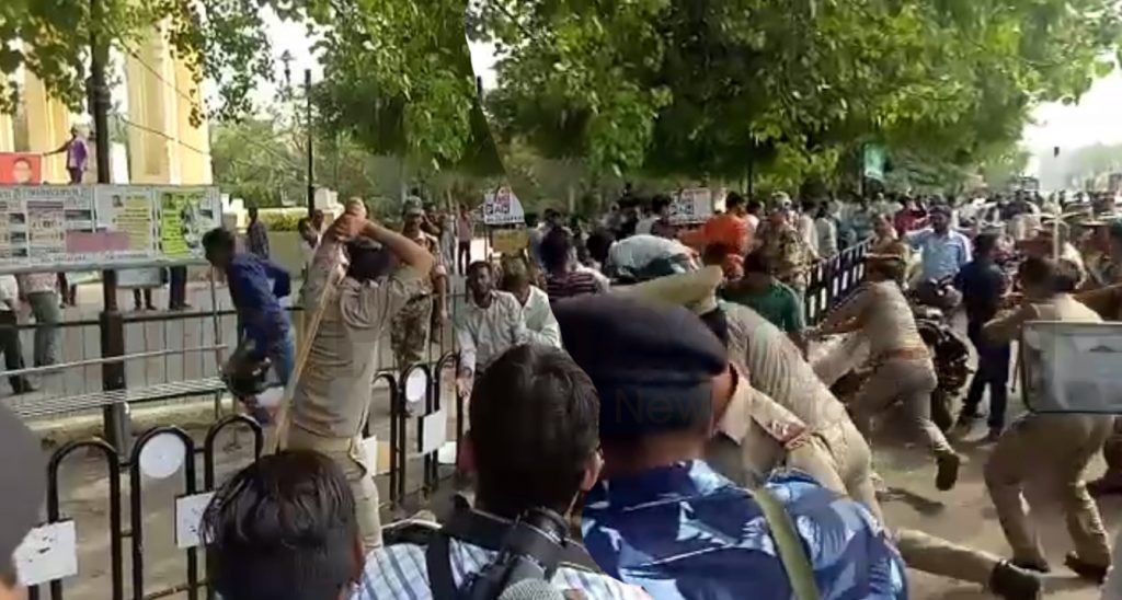 lathicharge on dalit students during protest for reservation in lucknow