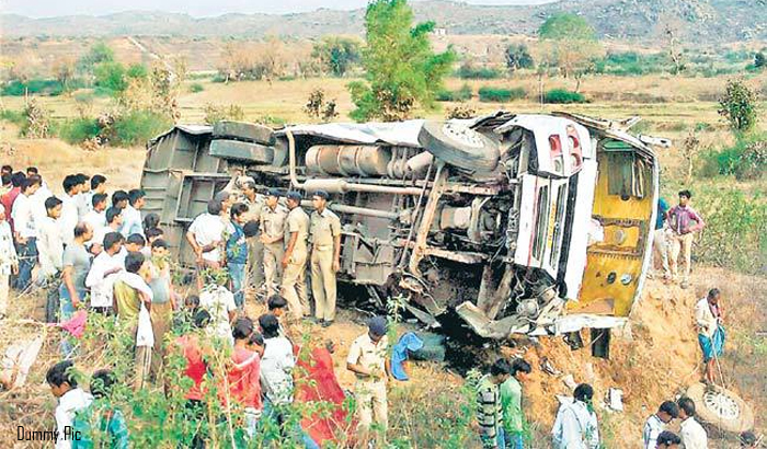 groom father death due to bus overturn in fatehpur