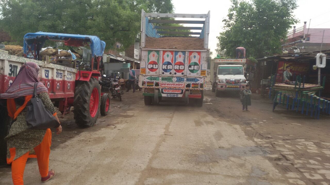 Overload truck running in Chitrakoot, administration failed to stop