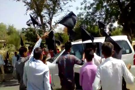 jhalawar-villagers-protest-against-bjp-legislator-with black flag