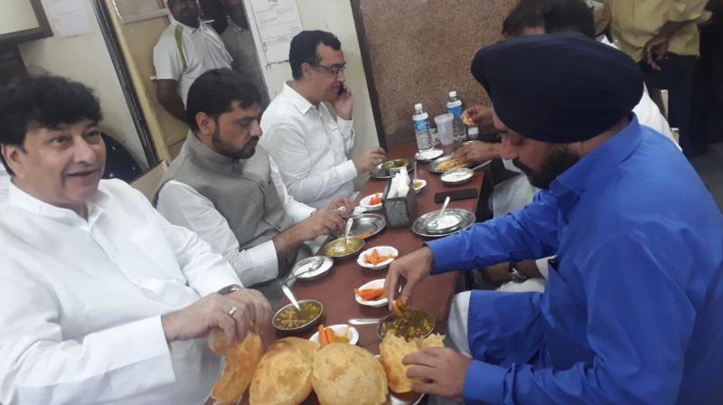 congress-leaders-breakfast-photo-viral-before-dalit-protest
