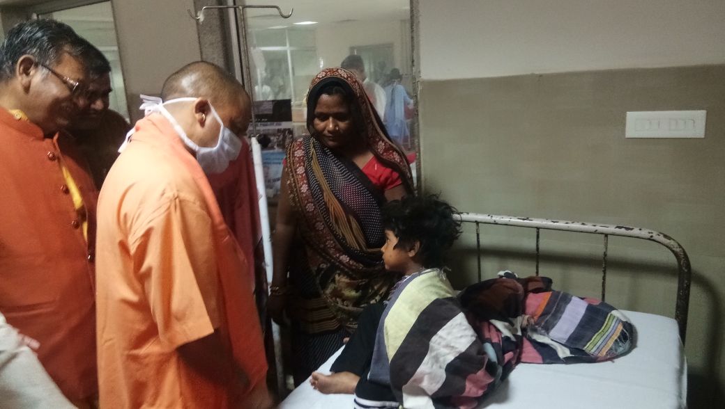CM Yogi reached hospital to meet disaster victims in Agra (1)