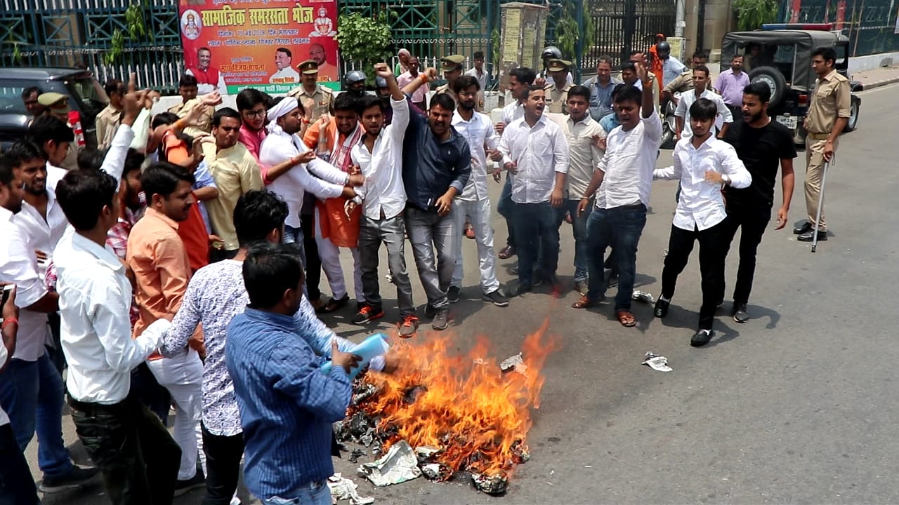 ABVP Burnt effigy of cabinet minister Om Prakash Rajbhar