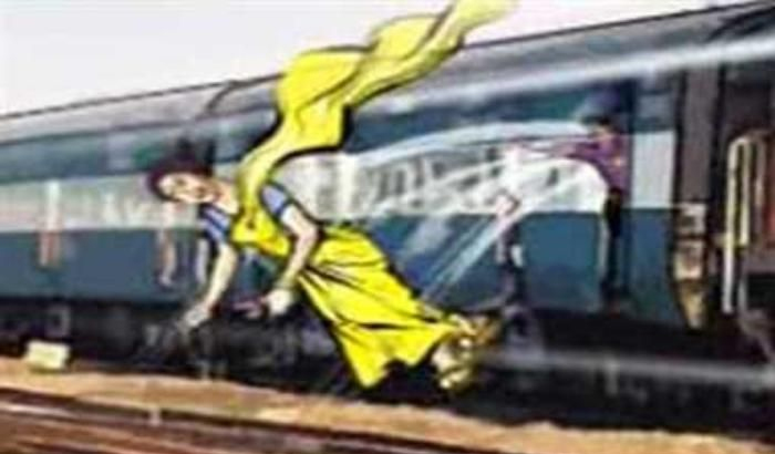 mother son thrown down from train after robbery in chandauli