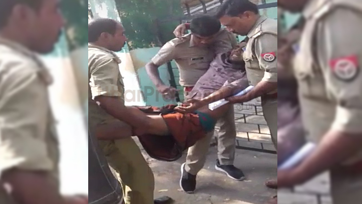 police cops carrying injured patients on shoulders to Hardoi jail