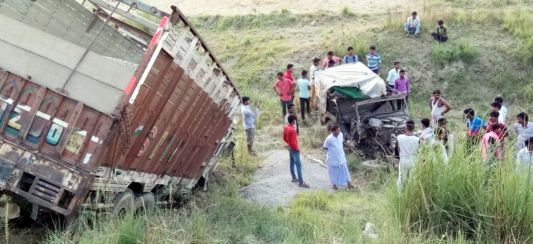 Jaunpur: Four people dead 12 injured after jeep collided with truck