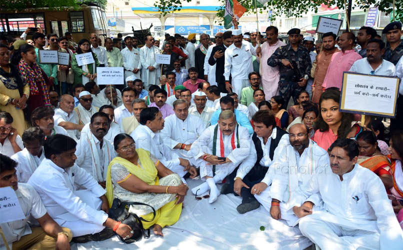 Congress protest over uttar pradesh against bjp government in karnataka