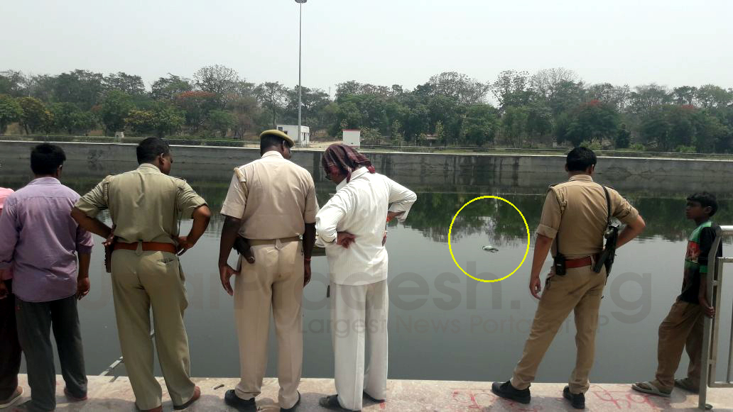 man dead body found after Murder in gomti river mahanagar video