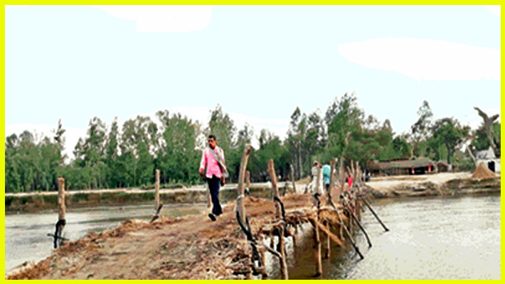 Shravasti: villagers made temporary bridge on Rapti river