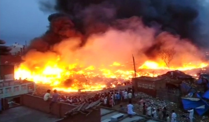Massive fire breaks out in slums area in Meerut District