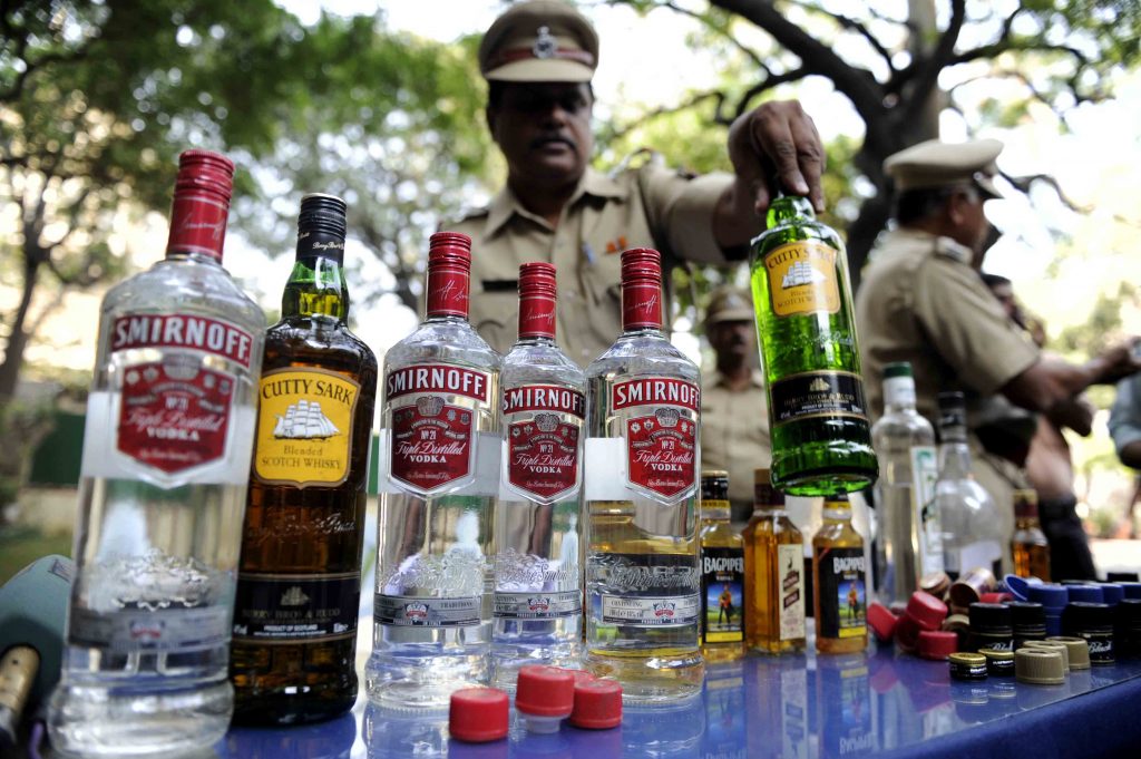 8 smugglers arrested with liquor of millions going to bihar