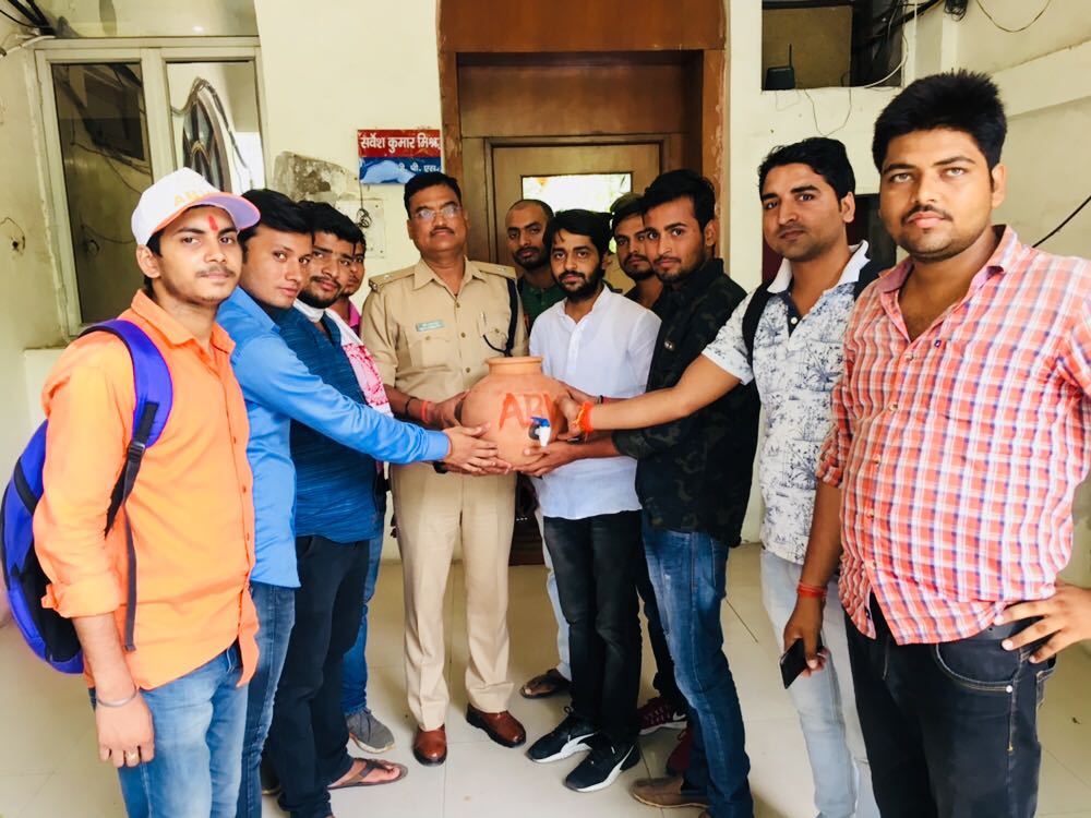 ABVP distributed water pot to Police booths in Lucknow