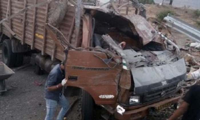 road-accident truck overturned four-people-died-2 Injured