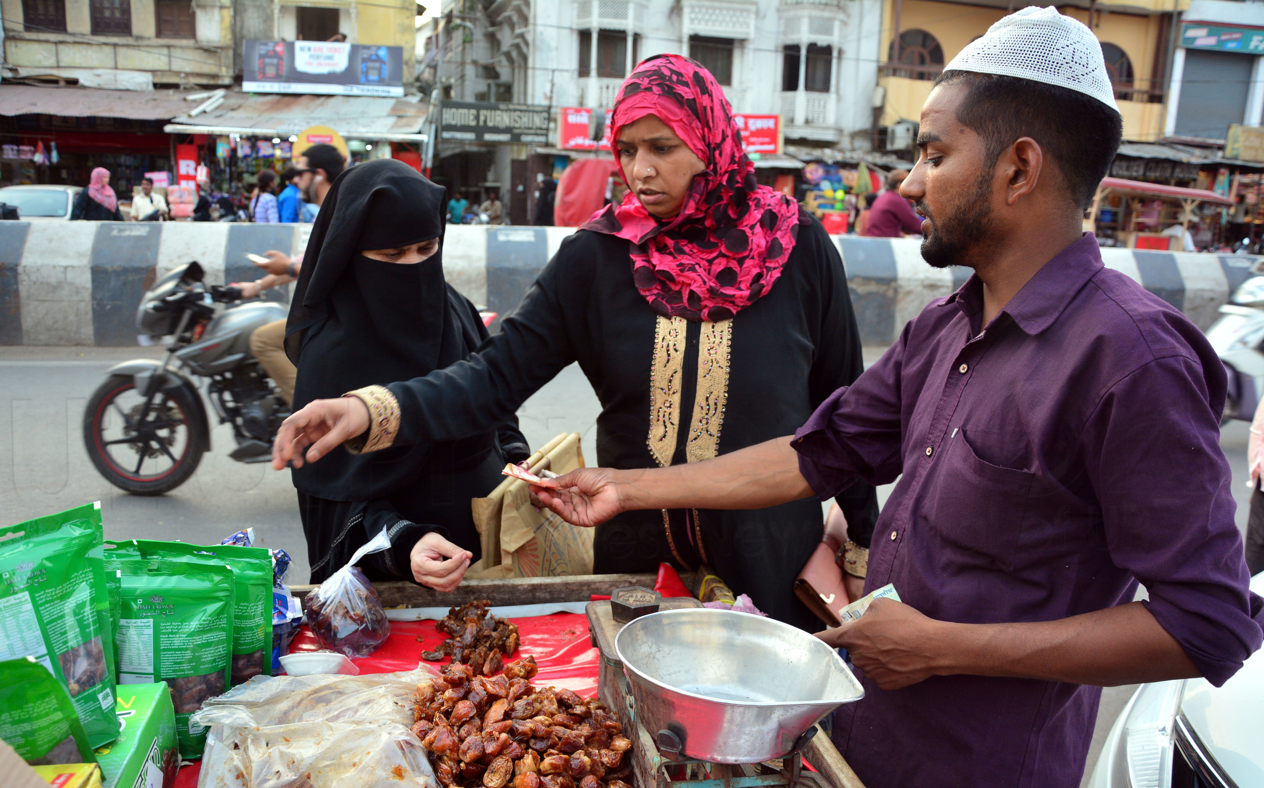 ईद को लेकर बाजार गुलजार, चूड़ी की दुकानों पर उमड़ी भारी भीड़