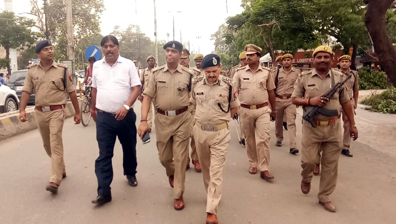 Faizabad: DIG conducted route march with police officers for Eid Security