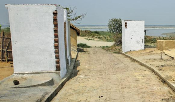 शौचालय निर्माण के लिये भेजा गया पैसा पहुंचा पश्चिम बंगाल