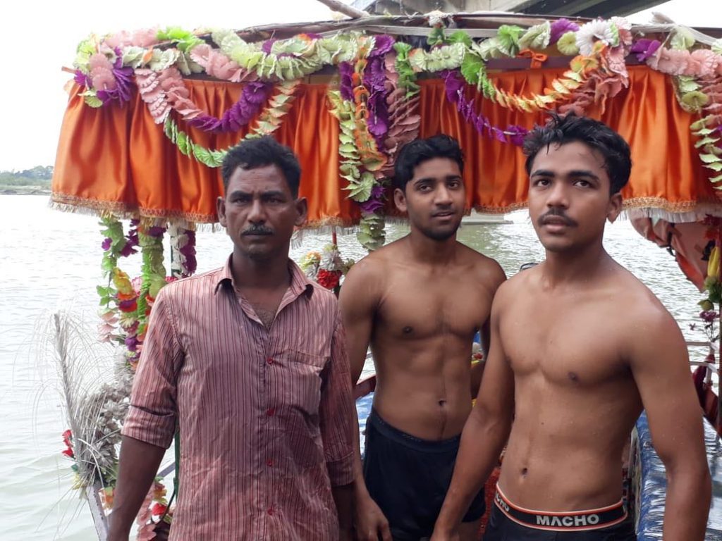 सरयू में स्नान करते समय डूब रहे दो युवकों को नाविक ने बचाया