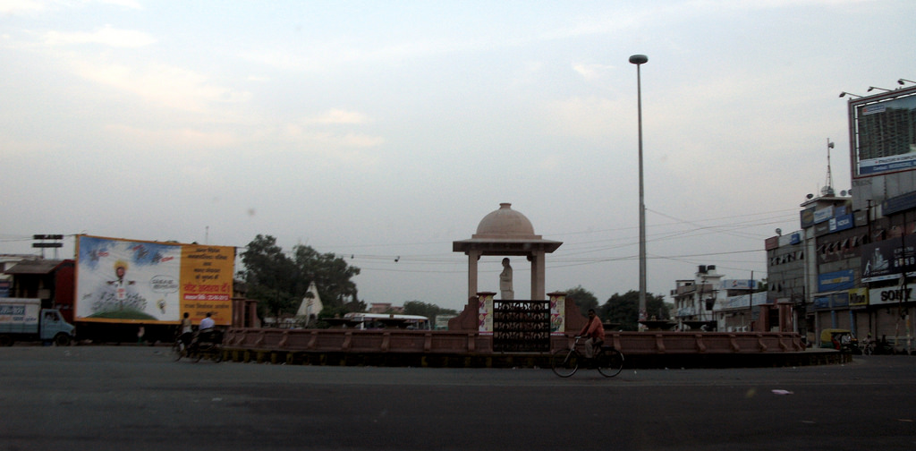 Alambagh intersection renamed as Shaheed Sant Kanwar Ram Chauraha