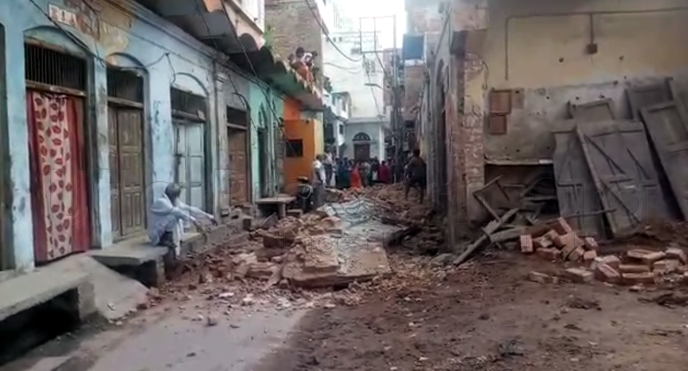 Lucknow: old building collapses babbu wali gali many two-wheeler hits