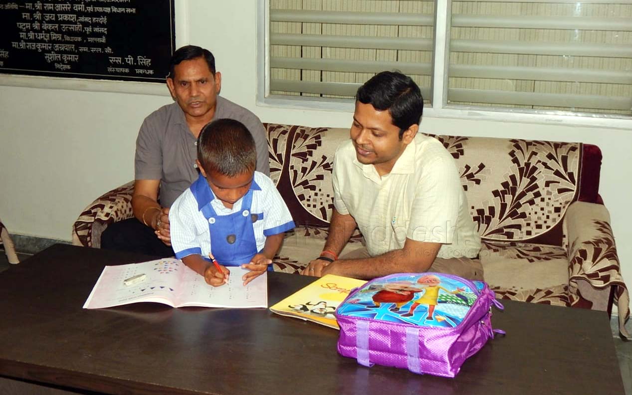 Hardoi: DM taken Responsibility of rickshaw driver's Son's education till graduation