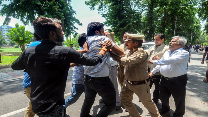 No entry without I Cards after Lucknow University Violence