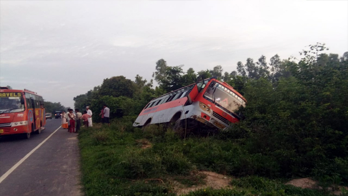 Hardoi Accident: 35 passengers Partially injured after bus falls into ditch