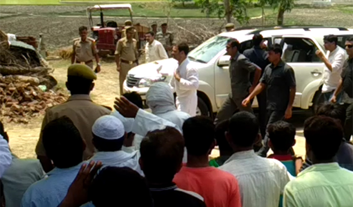 कांग्रेस अध्यक्ष राहुल गांधी पहुंचे मृतक किसान अब्दुल सत्तार के घर