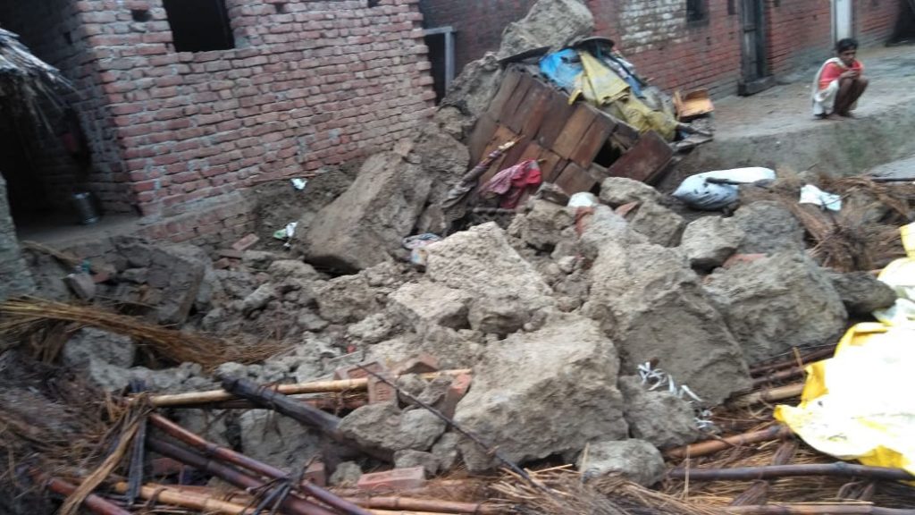 बारिश का कहर घर की दीवार गिरने से एक की मौत 3 घायल