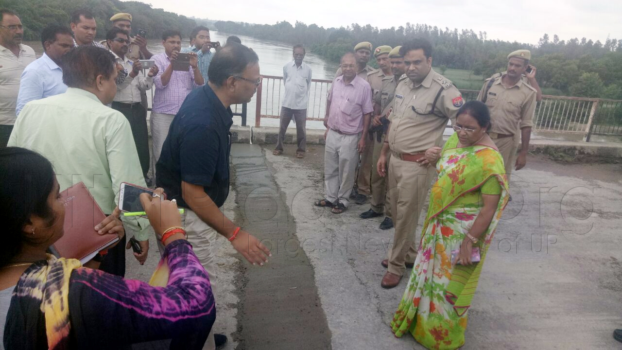 Amethi: Fear of Crack in Bridge Over River Gomti Administration inspected