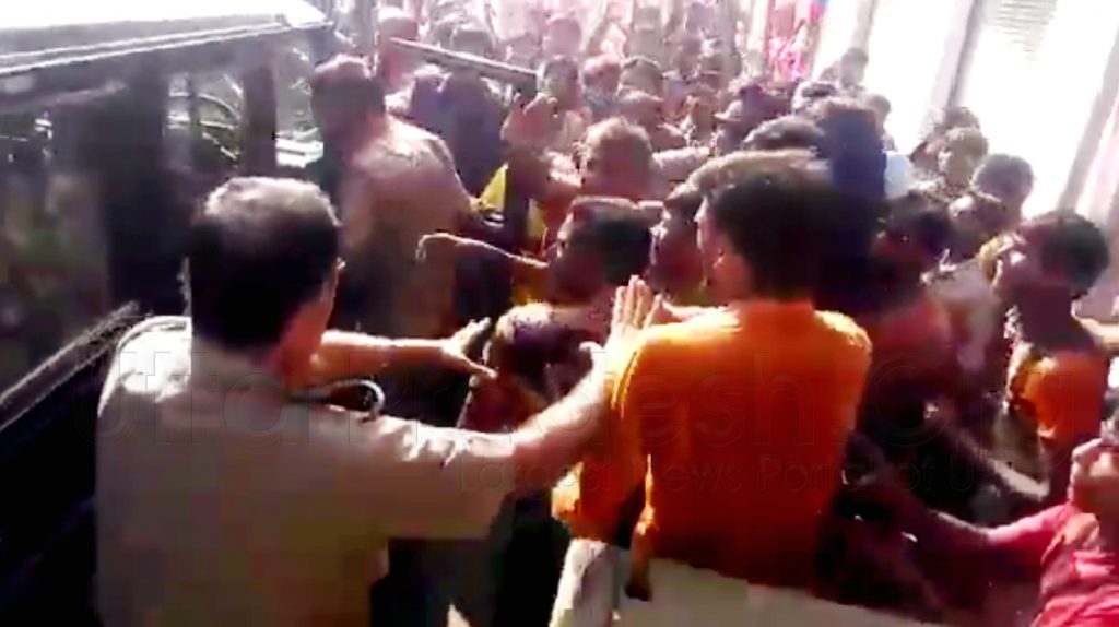 Bulandshahr: Attack on Police by Kawariya Vandalize Police Vehicle PRV Many Injured Watch Video