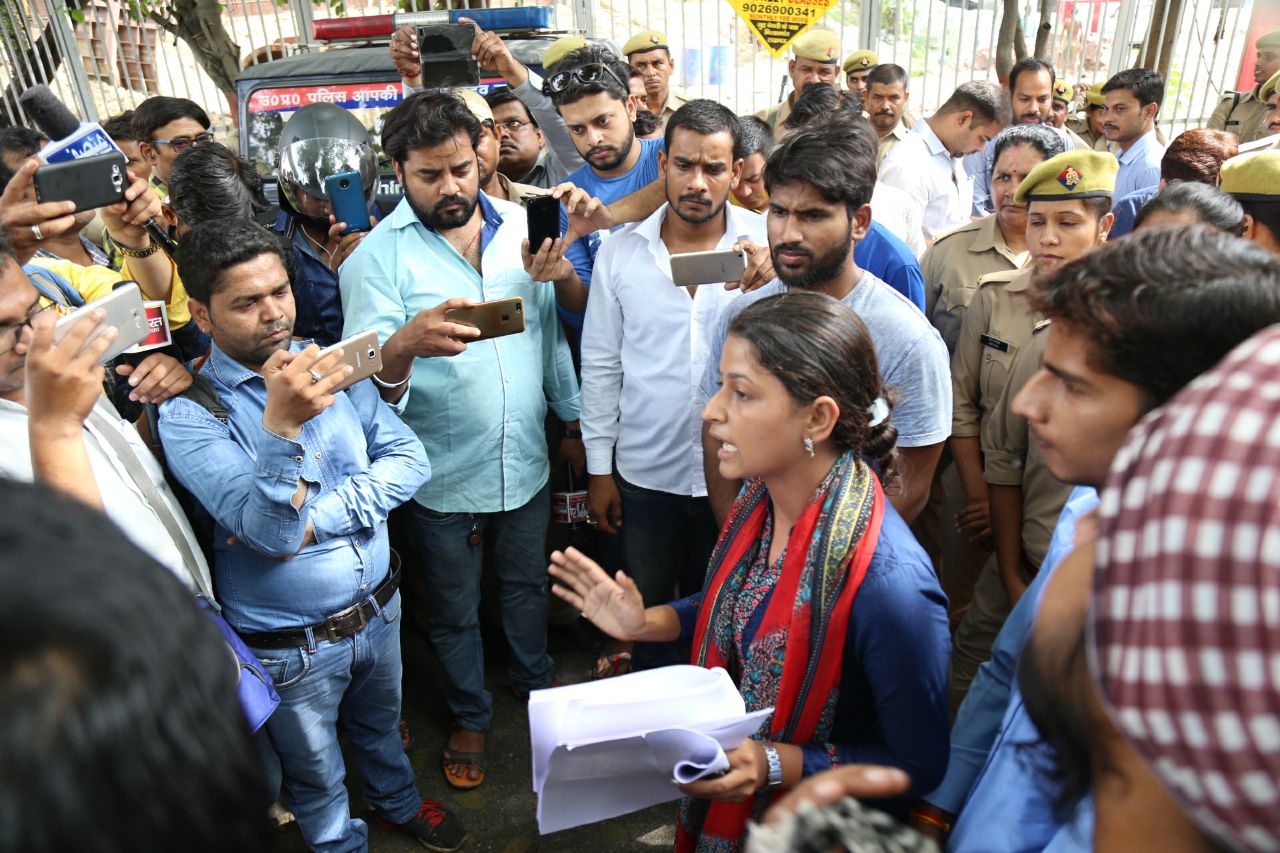 SP student leader Pooja Shukla charge allegation against LU VC